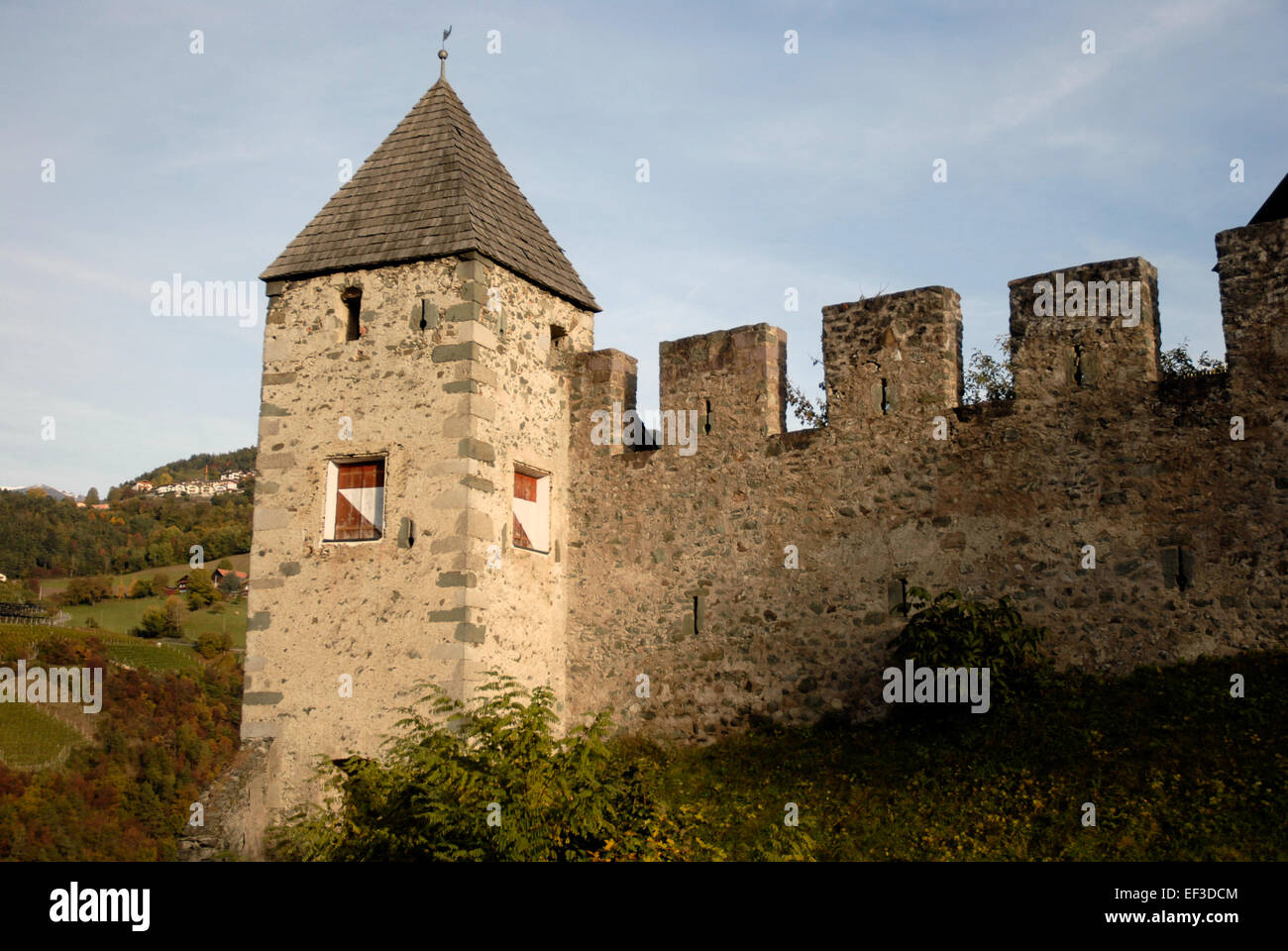 *Schloss Summersberg* ist ein historisches Schloss in Deutschland, das hier in einer detaillierten Abbildung dargestellt wird. Die architektonischen Merkmale der Burg spiegeln ihre reiche Geschichte wider und bieten einen Einblick in mittelalterliche Architektur und Design. Stockfoto