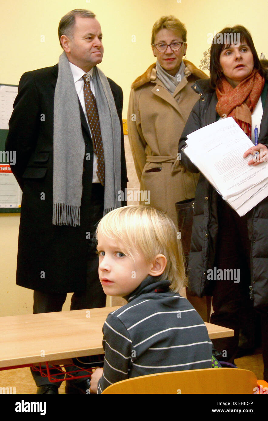 Storting Kopf Olemic Thommessen (links), wer der Tschechischen Republik, lehnte einen Kommentar über den Fall von zwei Söhnen entnommen Tschechische Eltern im Jahr 2011 durch den Sozialdienst der norwegischen Kind besucht. Thommessen, sagte, dass dieses Problem mit dem Außenministerium in Steti, Tschechische Republik, 26. Januar 2015 gelöst werden sollte, wo er eine Pressekonferenz mit Schwerpunkt auf soziale Ausgrenzung und staatliche Agentur für soziale Eingliederung besucht. Abgebildete zweite von rechts ist der norwegische Botschafter in der Tschechischen Republik Siri Ellen Sletner. (CTK Foto/Ondrej Hajek) Stockfoto