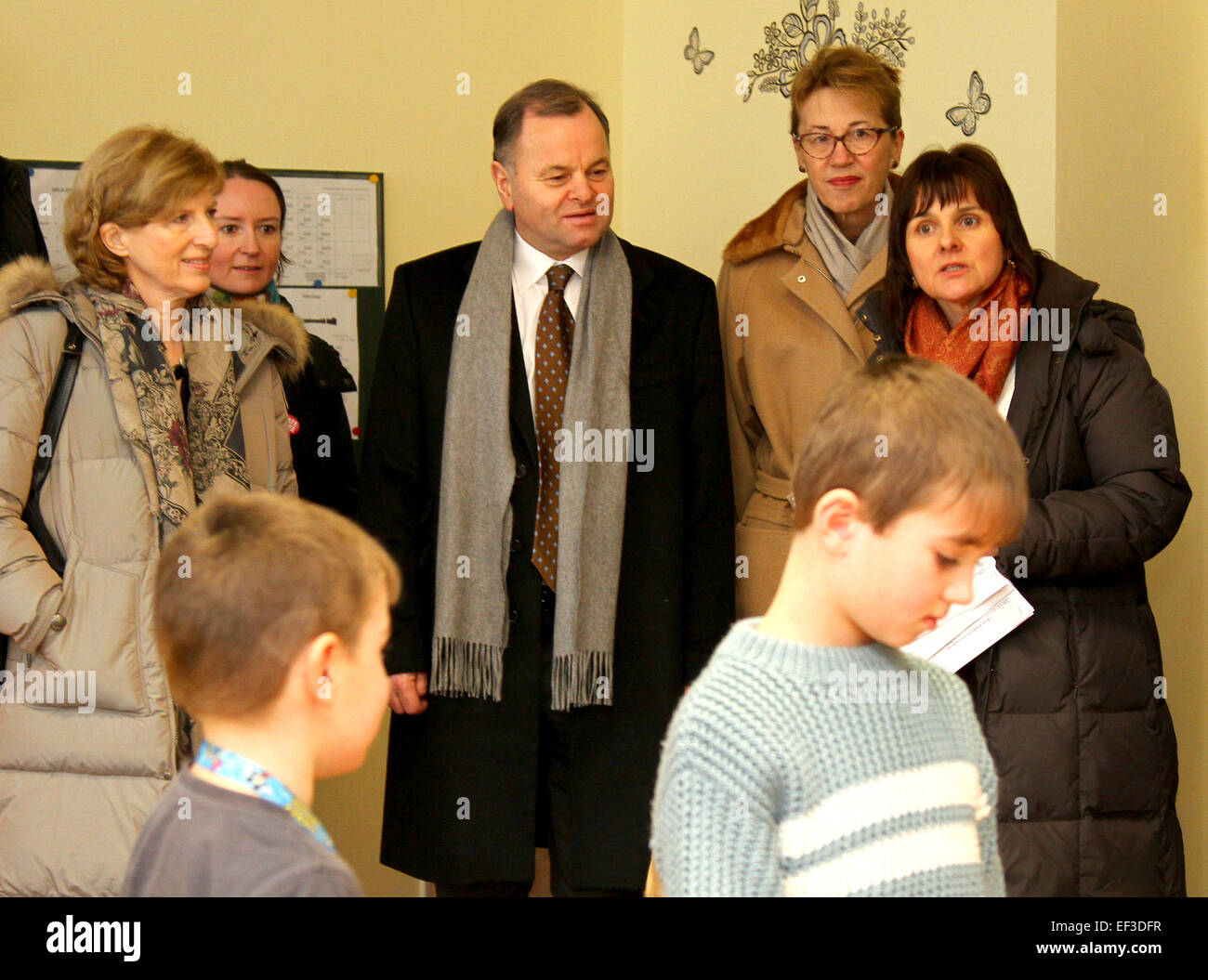 Storting Kopf Olemic Thommessen (Mitte), der Tschechischen Republik zu Besuch ist, lehnte einen Kommentar über den Fall von zwei Söhnen Tschechische Eltern im Jahr 2011 auf den norwegischen Kind Sozialdienst entnommen. Thommessen, sagte, dass dieses Problem mit dem Außenministerium in Steti, Tschechische Republik, 26. Januar 2015 gelöst werden sollte, wo er eine Pressekonferenz mit Schwerpunkt auf soziale Ausgrenzung und staatliche Agentur für soziale Eingliederung besucht. Abgebildete zweite von rechts ist der norwegische Botschafter in der Tschechischen Republik Siri Ellen Sletner. (CTK Foto/Ondrej Hajek) Stockfoto