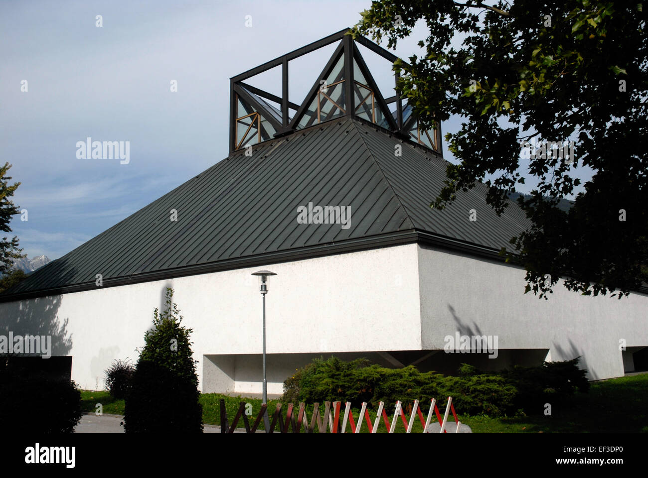 Ein Foto oder eine Illustration der St. Barbara-Kirche in Schwaz, Österreich. Diese historische Kirche ist bekannt für ihre mittelalterliche Architektur und ihre Bedeutung in der religiösen Geschichte der Region. Stockfoto
