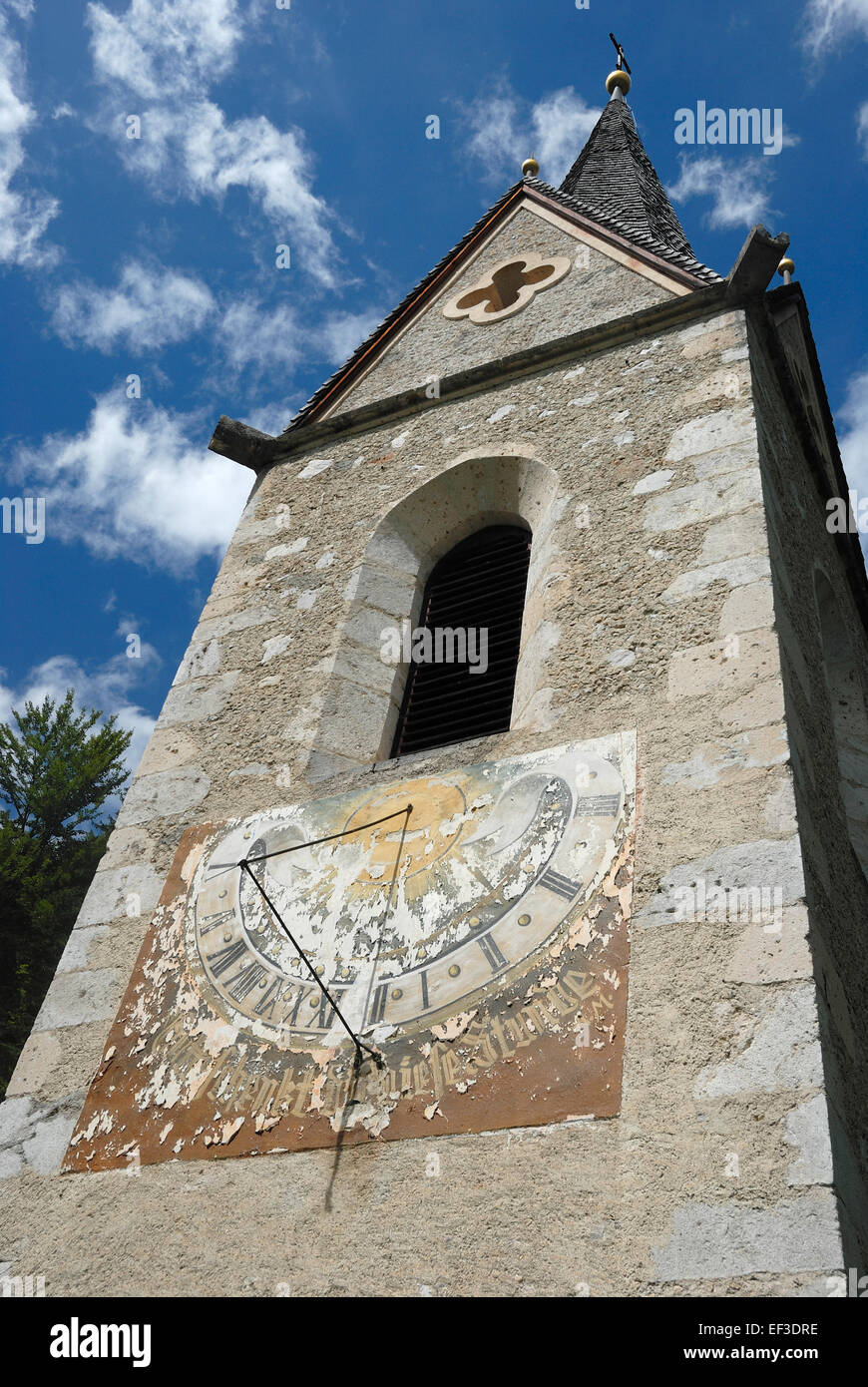 Die Sonnenuhr an der Lindenkirche in Deutschland ist ein Wahrzeichen dieser historischen Kirche. Die Sonnenuhr unterstreicht zusammen mit ihrem komplizierten Design sowohl die religiöse als auch die kulturelle Bedeutung des Ortes. Stockfoto