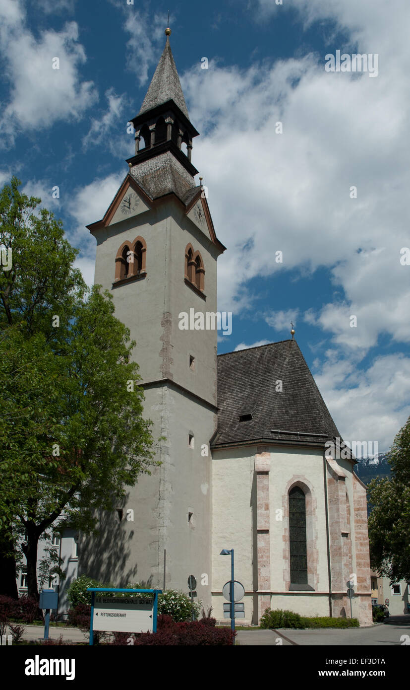 Dieser Blick auf die Spitalkirche in Schwaz, Österreich, von der SSE (Süd-Südosten) aus aufgenommen, zeigt die historische Architektur der Kirche. Das Gebäude ist bekannt für sein gotisches Design, das ein bedeutendes architektonisches Merkmal in der Region war. Stockfoto