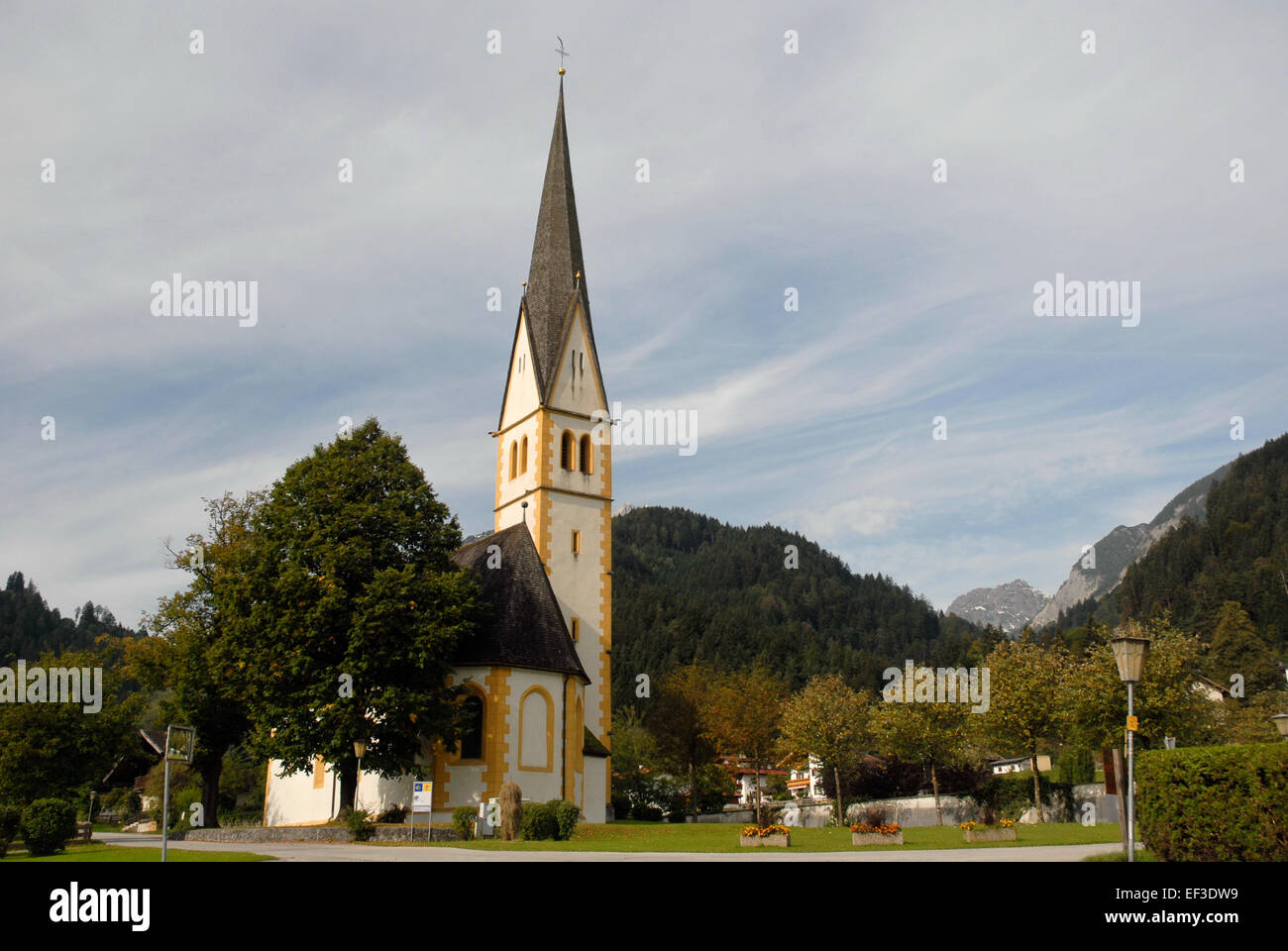 Ein historischer Blick auf die alte Pfarrkirche in Stans, die ihre architektonische Schönheit und kulturelle Bedeutung zeigt. Dieses Kunstwerk bietet einen Einblick in den architektonischen Stil und die Geschichte der Kirche, die ein Schlüsselelement im Erbe der Stadt ist. Stockfoto