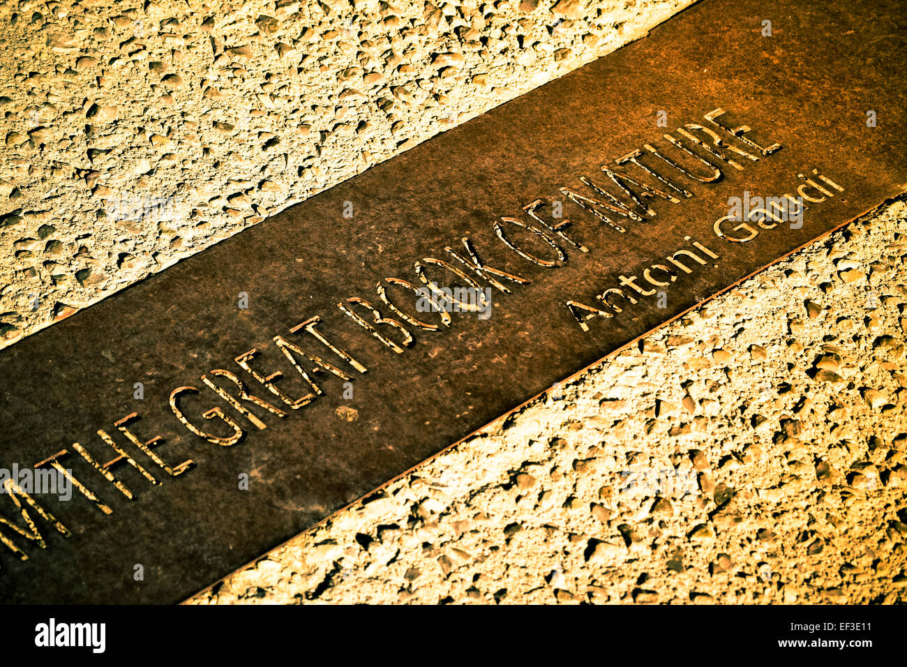 Plaque, englische Wörter. Worte von Antoni Gaudi Architekt. Park Güell, Barcelona, Katalonien, Spanien. Stockfoto