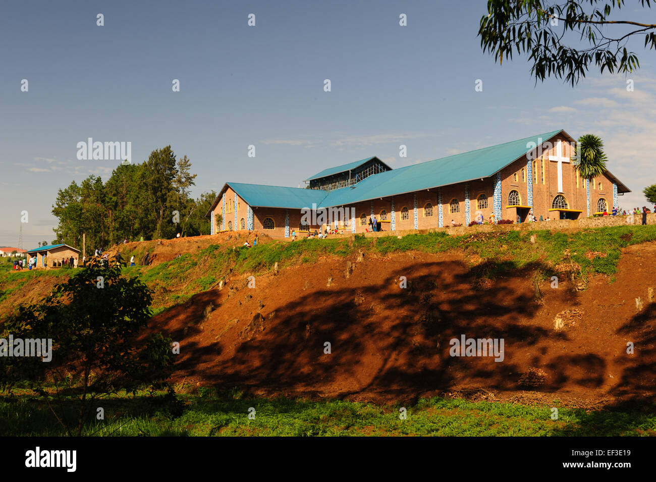 Große neue Kirche auf einem Hügel in einem Dorf in der Nähe von Lake Burera. Ruanda Stockfoto