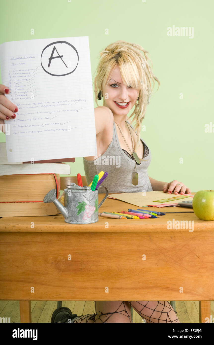 Schüler Papier mit eine a-Klasse halten Stockfoto
