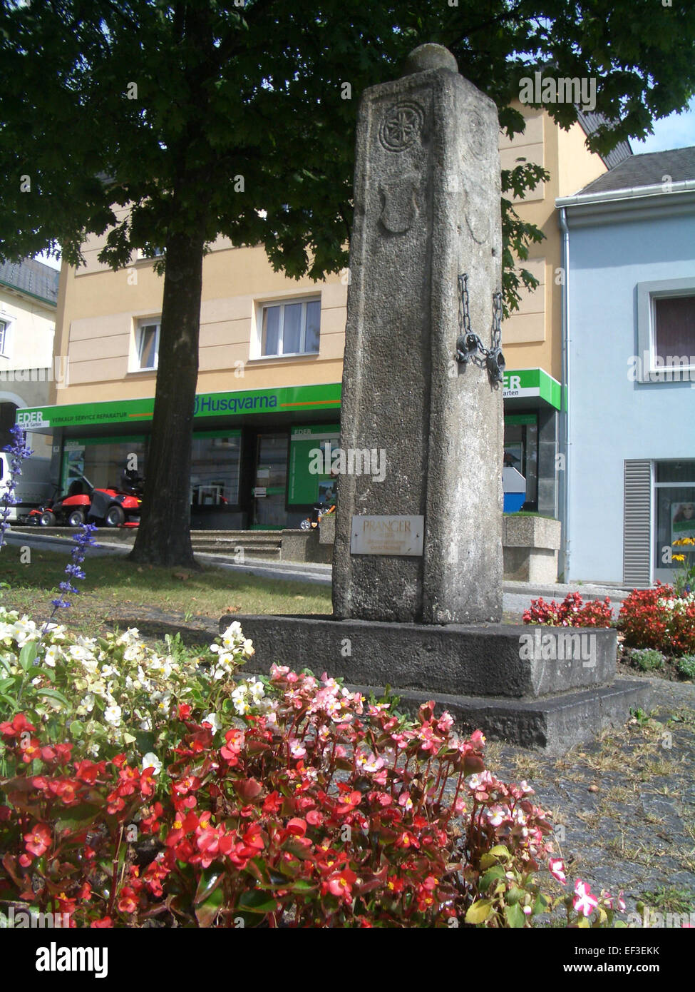 Das Bild zeigt eine historische Struktur, die als „Pranger“ in Tragwein, Österreich, bekannt ist. Dieses architektonische Merkmal wurde im Mittelalter zur öffentlichen Bestrafung verwendet, oft als Teil der Rechtspraxis während dieser Zeit. Stockfoto