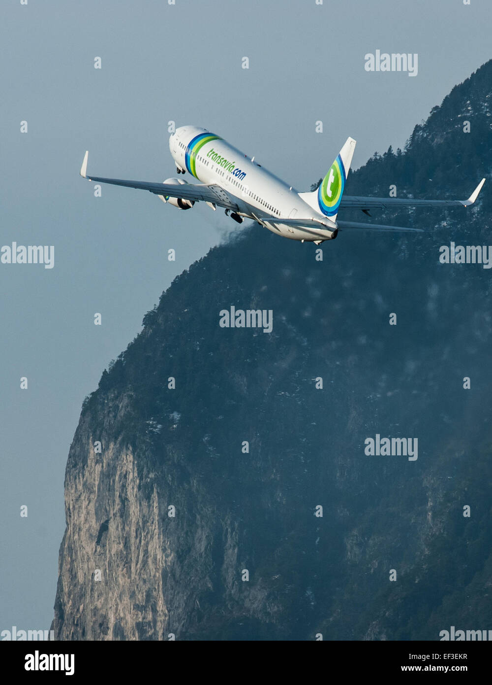 Das Bild zeigt die Transavia PH-HZL, die in Innsbruck gefangen genommen wurde. Transavia ist eine Billigfluggesellschaft mit Sitz in den Niederlanden, die für ihre Flüge in Europa bekannt ist. Das hier abgebildete Flugzeug ist Teil der Flotte, die verschiedene internationale Routen bedient. Stockfoto