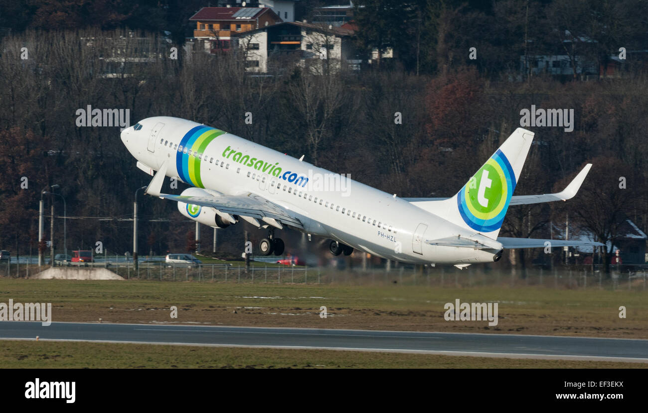 Transavia Aircraft PH-HZL ist eine Boeing 737-800, die in den Niederlanden registriert ist. Es wird am Flughafen Innsbruck aufgenommen und zeigt das Design des Flugzeugs und die malerische Umgebung der österreichischen Alpen. Stockfoto