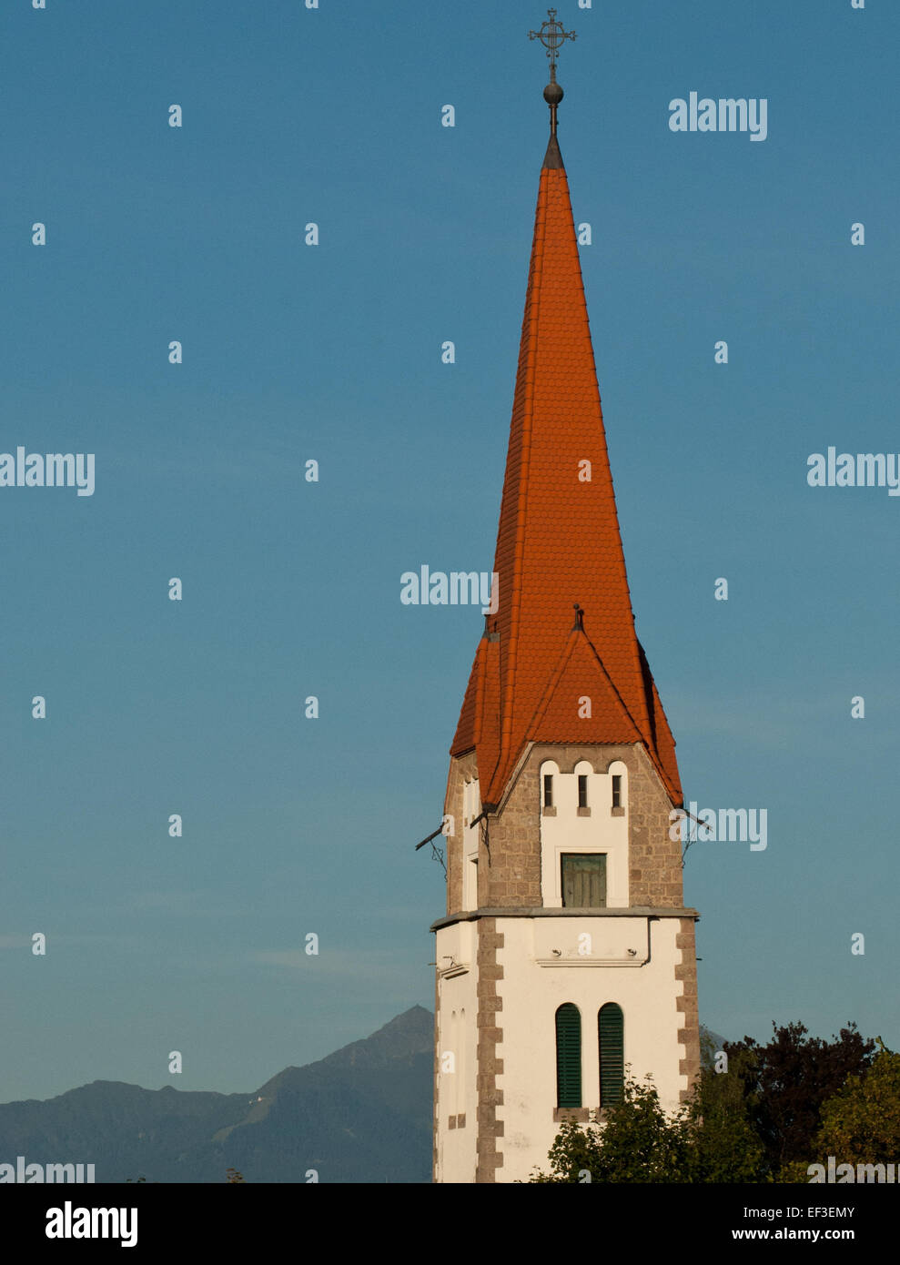Dieses Bild zeigt den Turm der Christuskirche in Innsbruck, Österreich. Der Turm ist ein ikonisches architektonisches Merkmal der Kirche, bekannt für sein unverwechselbares Design und seine historische Bedeutung innerhalb der Skyline der Stadt. Stockfoto