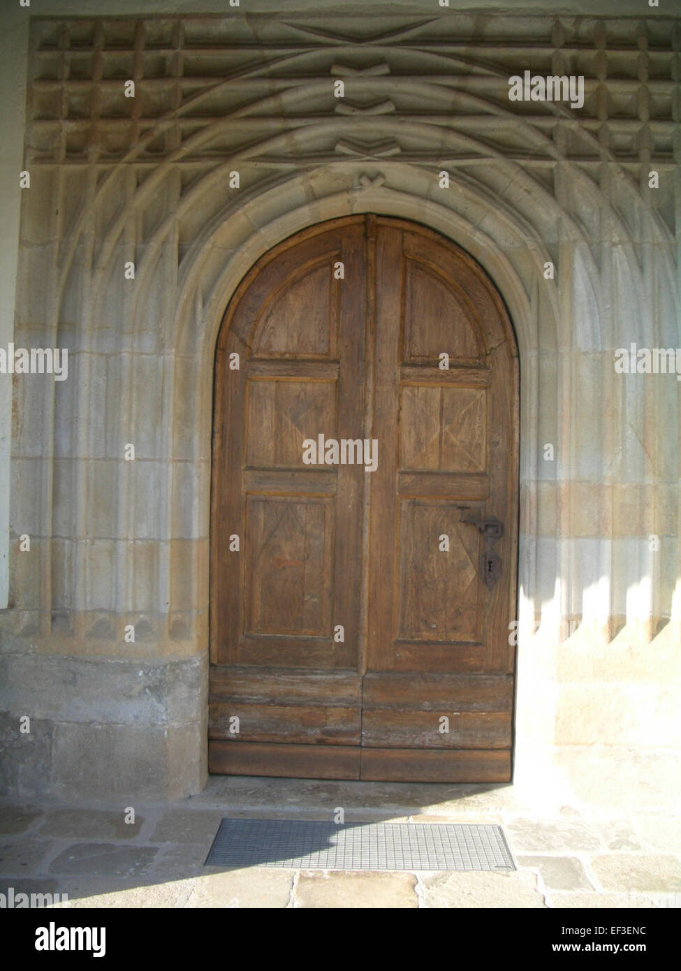 Das Kirchenportal in Unterweißenbach ist ein architektonisches Merkmal, das die handwerkliche Handwerkskunst seiner Zeit widerspiegelt. Das Design des Portals ist repräsentativ für lokale Architekturstile, mit historischer Bedeutung für die Region. Stockfoto