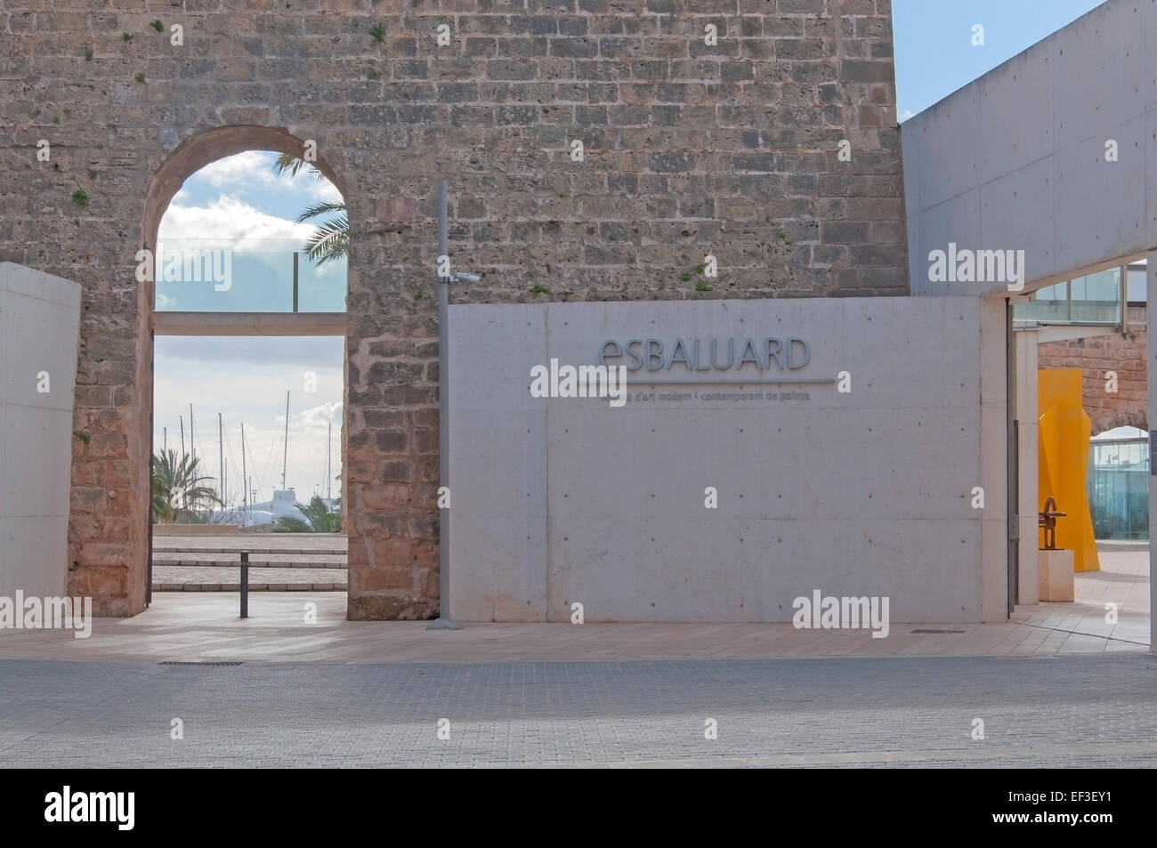 Außenseite des alten Sant Pere Bastion, jetzt Host das Museum der zeitgenössischen Kunst Es Baluard - Eingang. Stockfoto