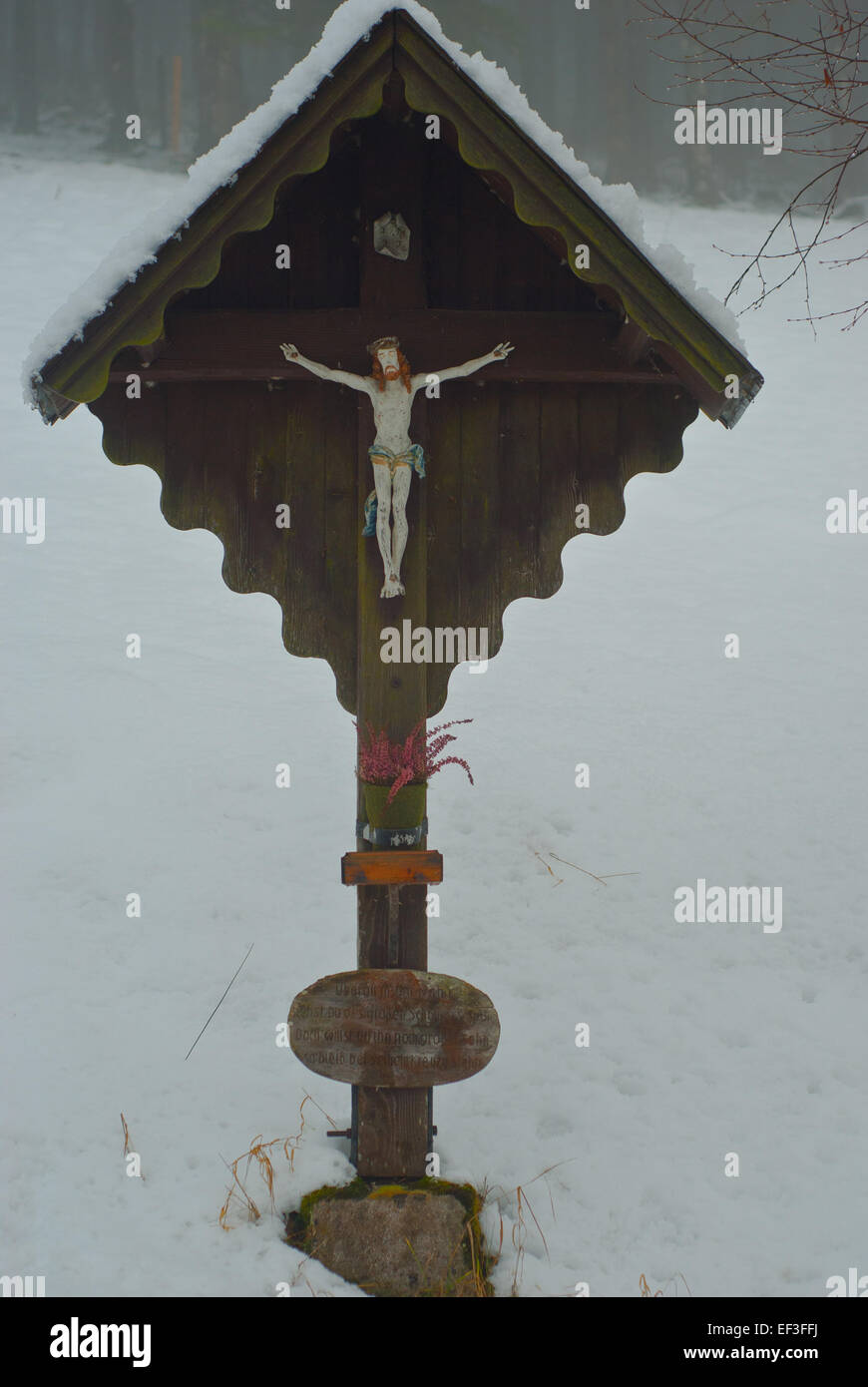 Eine Darstellung eines Wegekreuzes bei Hollenstein, einem traditionellen religiösen Denkmal entlang von Wegen in Europa. Dieses Kunstwerk spiegelt historische religiöse Praktiken wider und ist ein Beispiel europäischer Volkskunst. Stockfoto