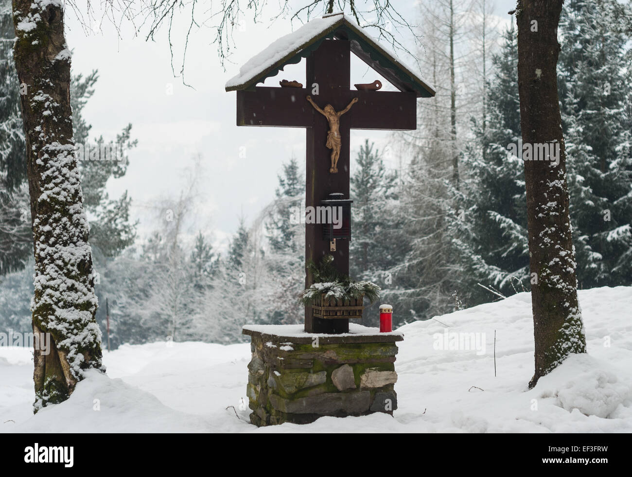 Dieses Bild zeigt das „Wegkreuz“ bei Fritzens, ein traditionelles christliches Symbol für eine Wallfahrt oder Gedenkstätte, das regionale religiöse Praktiken und das kulturelle Erbe der Alpen widerspiegelt. Stockfoto