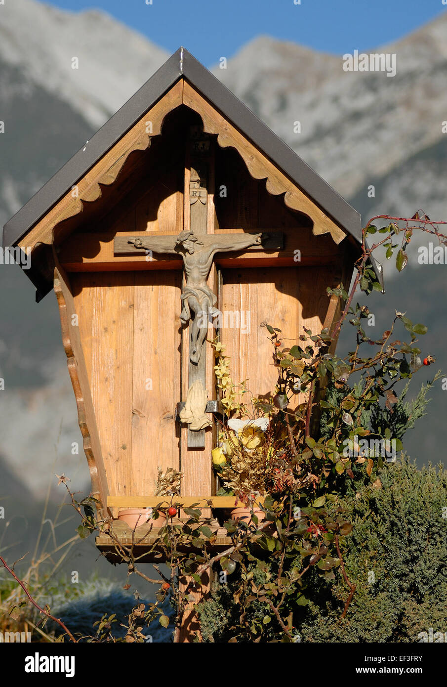 Dieses Gemälde mit dem Titel „Wegkreuz bei Rum“ zeigt eine ländliche Szene aus Rum und erfasst die ruhige Landschaft und die symbolische Präsenz eines Kreuzes. Die Kunstwerke spiegeln das friedliche ländliche Leben der Gegend wider. Stockfoto