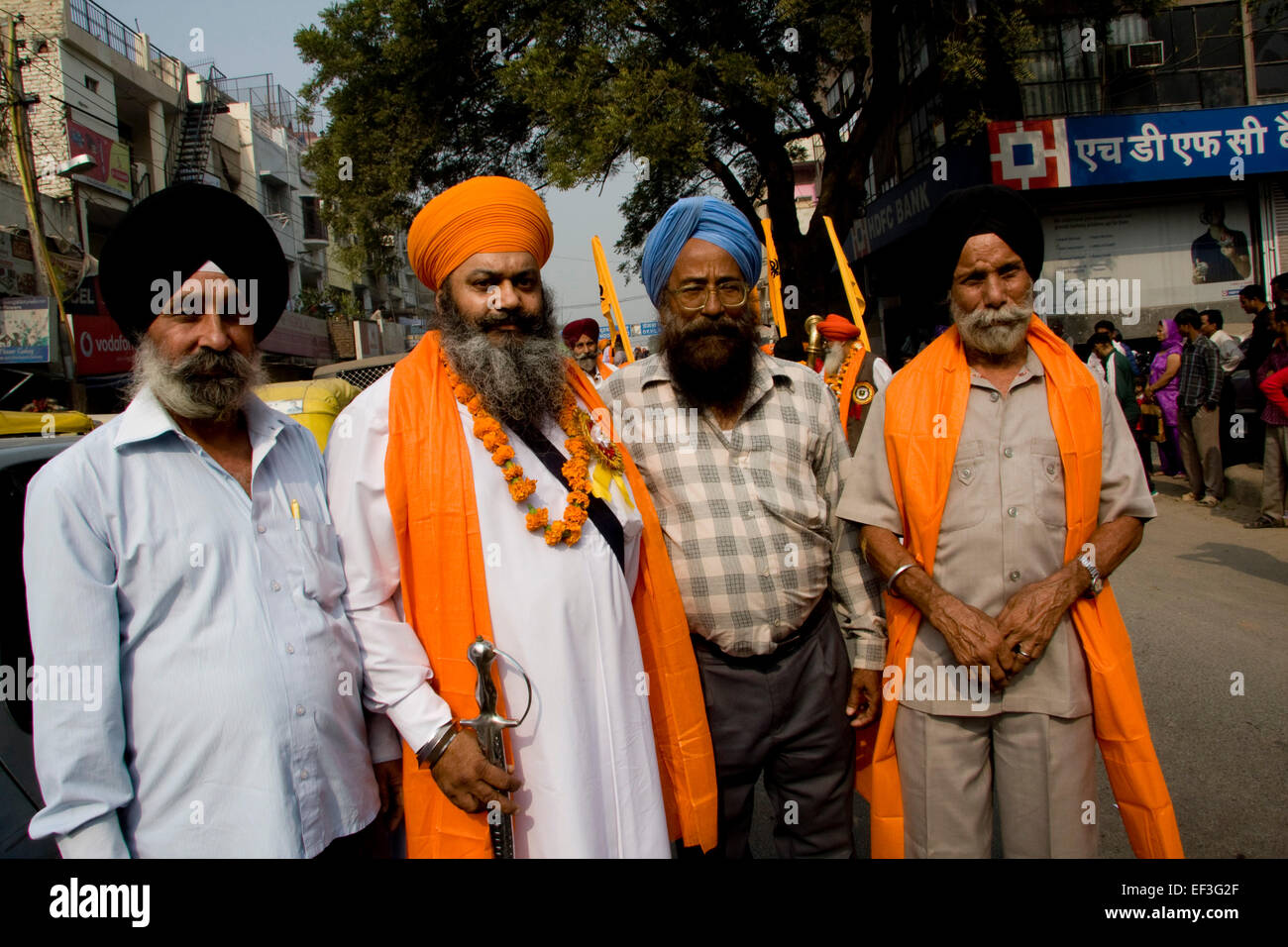 Neu-Delhi, Indien - 19. November 2011: Sikh Leute feiern Guru Nanak Geburt mit einer street Parade und Lebensmittel-Verteilung Stockfoto