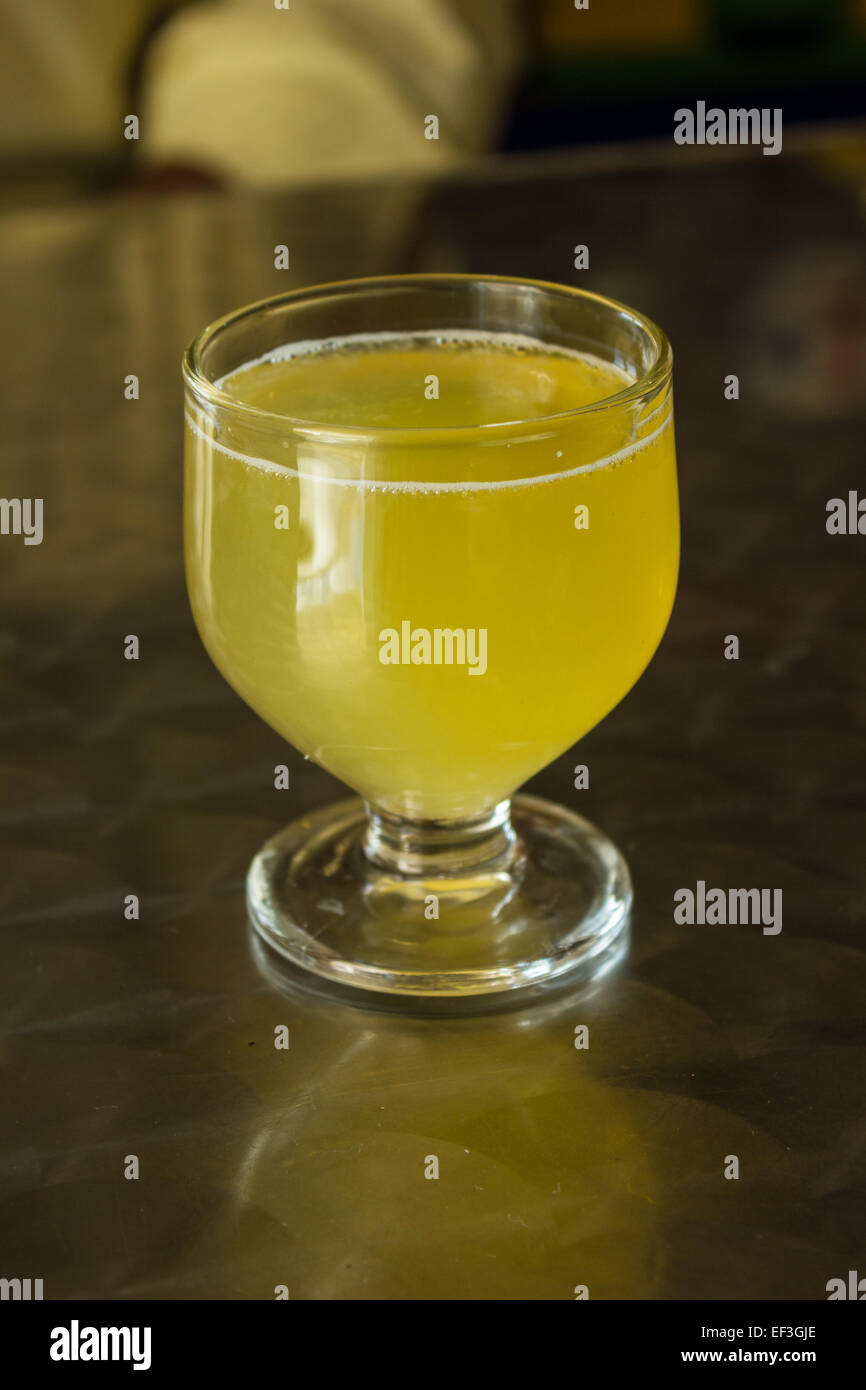 Ein Glas Poncha steht auf einem Tisch auf der Insel Madeira, Portugal. Stockfoto