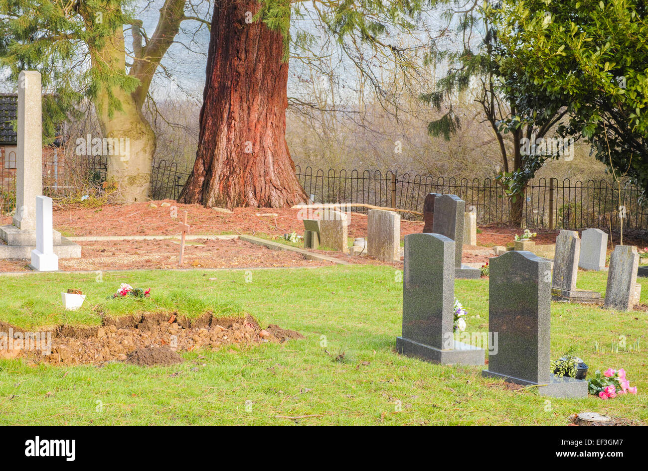 Friedhof an einem sonnigen Tag Hoffnung zum Ausdruck bringen Stockfoto