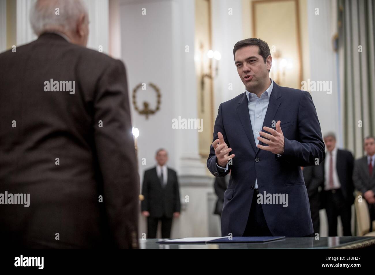 Alexis Tsipras, Führer der radikalen Partei Syriza spricht, während er vor Karolos Papoulias, Präsident von Griechenland nach dem Aufstehen des Auftrag, eine Regierung zu bilden, einen Tag nach dem Griechenland-Parlamentswahlen in Athen, 26. Januar 2015 vereidigt wird. Griechenlands linke, gegen Sparpolitik Syriza Partei und ihres Führers Alexis Tsipras sind die stärkste Partei nach den Wahlen. Foto: Michael Kappeler/dpa Stockfoto