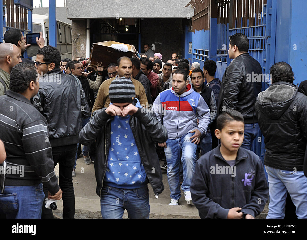 26. Januar 2015 - Kairo, Kairo, Ägypten - trauernde tragen ein Körper von einem ägyptischen Demonstrant, der von Sicherheitskräften getötet wurde einen Tag vor, außerhalb eines Krankenhauses Leichenhalle, in Kairo am 26. Januar 2015 zwingt. Die Zahl der Todesopfer durch Auseinandersetzungen zwischen Demonstranten und Polizei wie Ägypten den vierten Jahrestag seiner 2011 Aufstand markiert stieg auf 20, die meisten davon Demonstranten, sagten Beamte am Montag (Credit-Bild: © Amr Sayed/APA-Images/ZUMA-Draht) Stockfoto