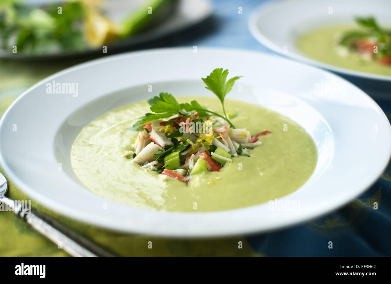 Cremige Avocado-Suppe mit frischen Krabbensalat Stockfoto