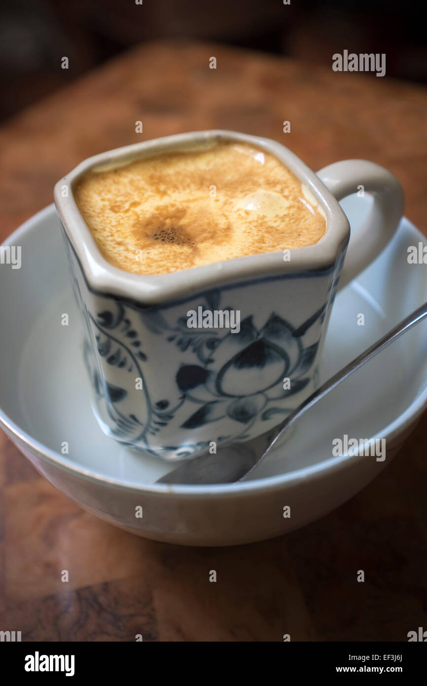 Heiße Ei Kaffee im Cafe Giang in Hanoi Vietnam Stockfoto