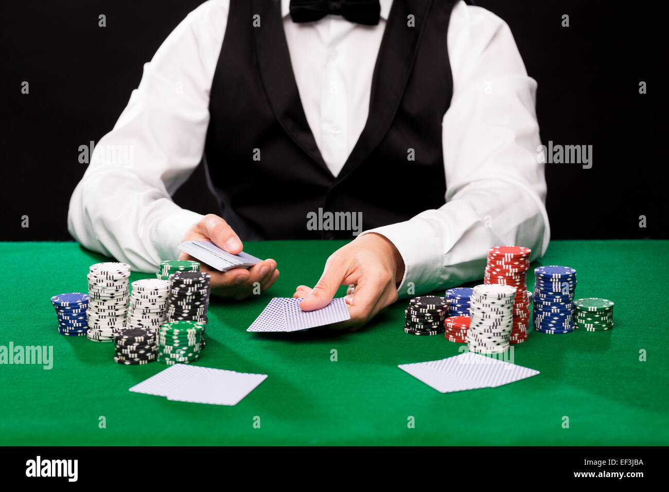 Holdem-Händler mit Spielkarten und Casino-chips Stockfoto