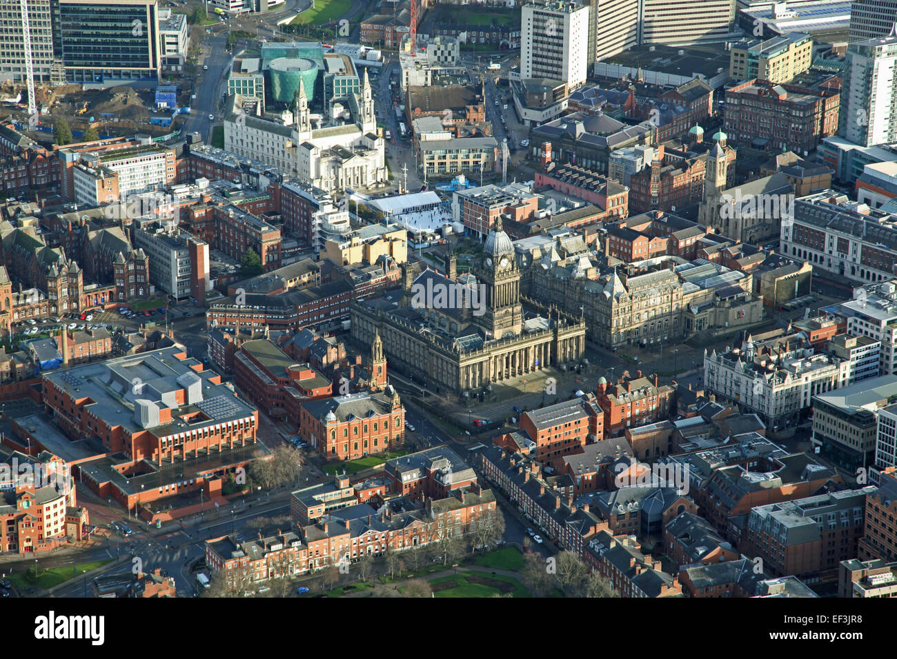 winterlicher Blick auf Leeds Stadtzentrum mit Rathaus und Stadthalle prominente Stockfoto