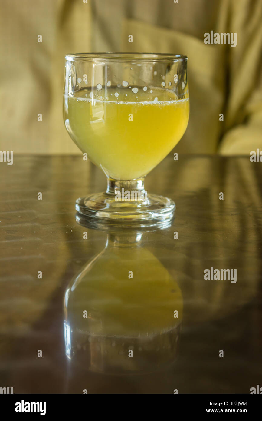 Ein Glas Poncha steht auf einem Tisch auf der Insel Madeira, Portugal  Stockfotografie - Alamy