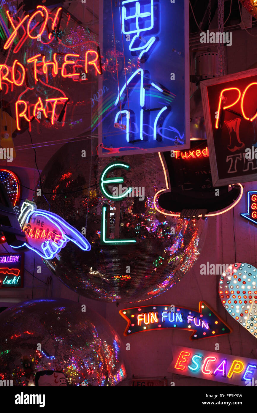 Displays von Neon am späten Chris Braceys Walthamstow Showroom Gottes eigenen Schrottplatz Stockfoto