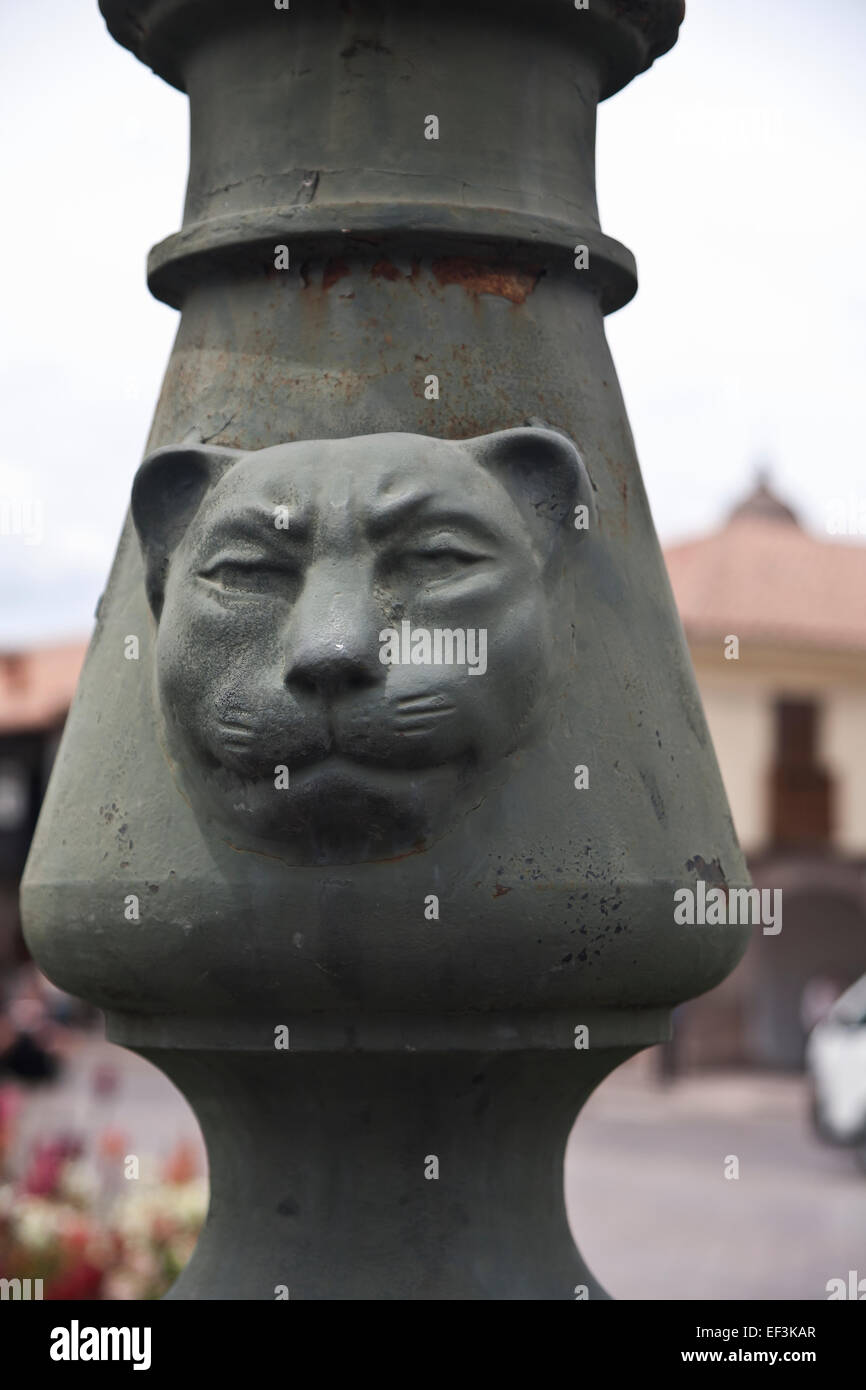 Abschnitt der Straße leicht Standard in Lima, Peru zeigt Jaguar Kopf im Relief. Stockfoto