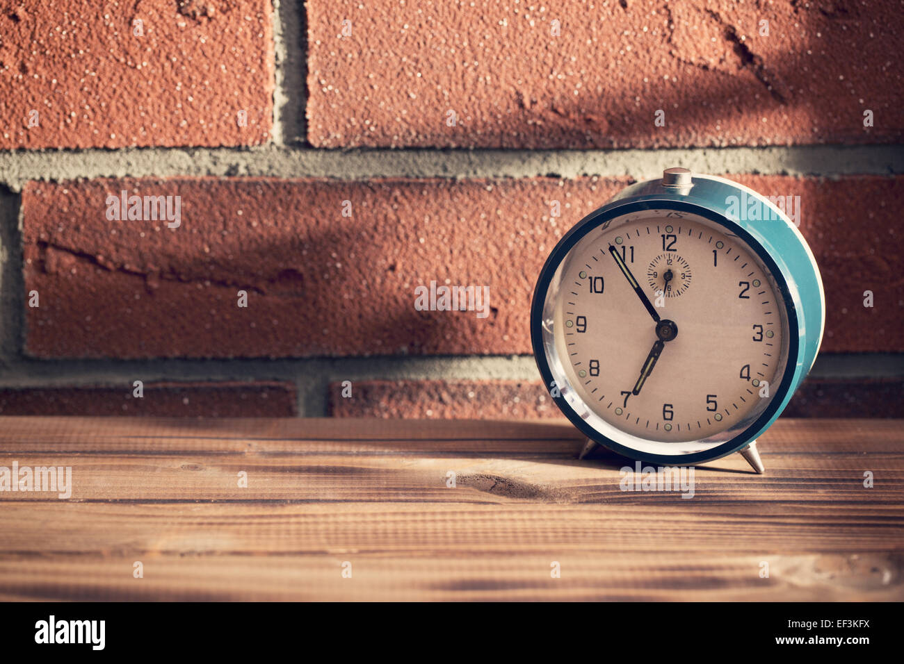 Die alte Uhr vor einer Mauer Stockfoto