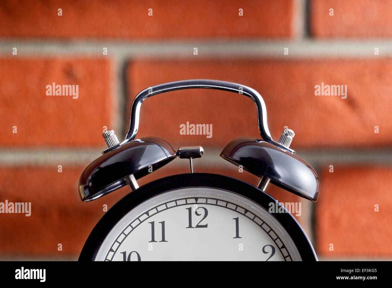 Die alte Uhr vor einer Mauer Stockfoto