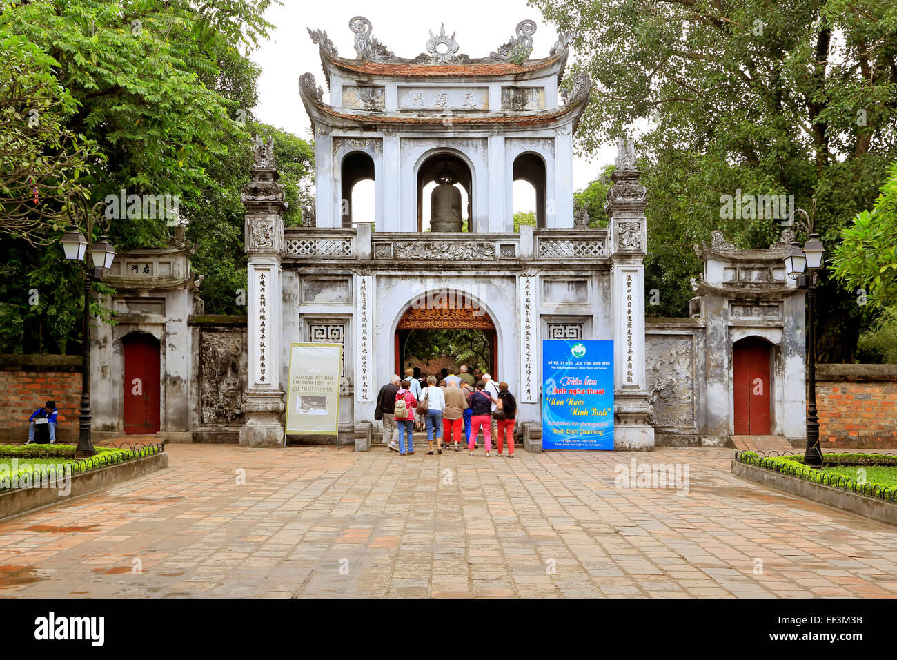 Gruppen- und große Tor, Temple of Literature, Hanoi, Vietnam Stockfoto