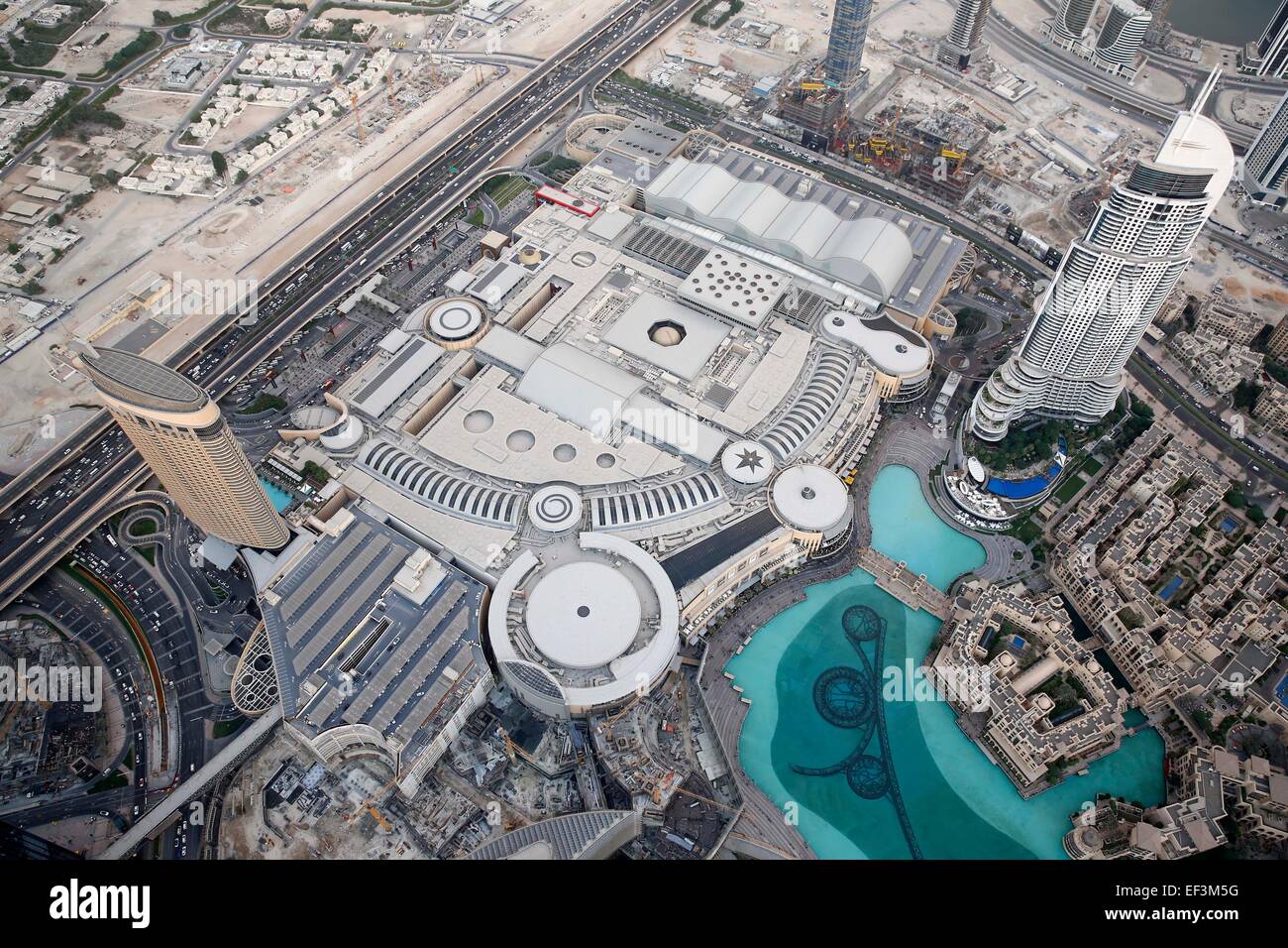 Blick auf Dubai in den Vereinigten Arabischen Emiraten VAE Stock 148 Birj Khalifa, an der Spitze der Sky Erlebnis entnommen. Stockfoto
