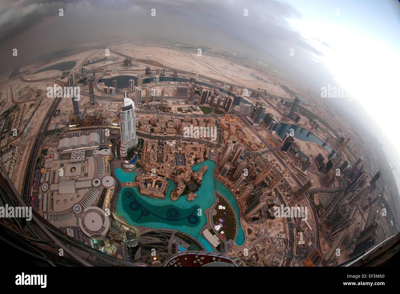 Blick auf Dubai in den Vereinigten Arabischen Emiraten VAE Stock 148 Birj Khalifa, an der Spitze der Sky Erlebnis entnommen. Stockfoto