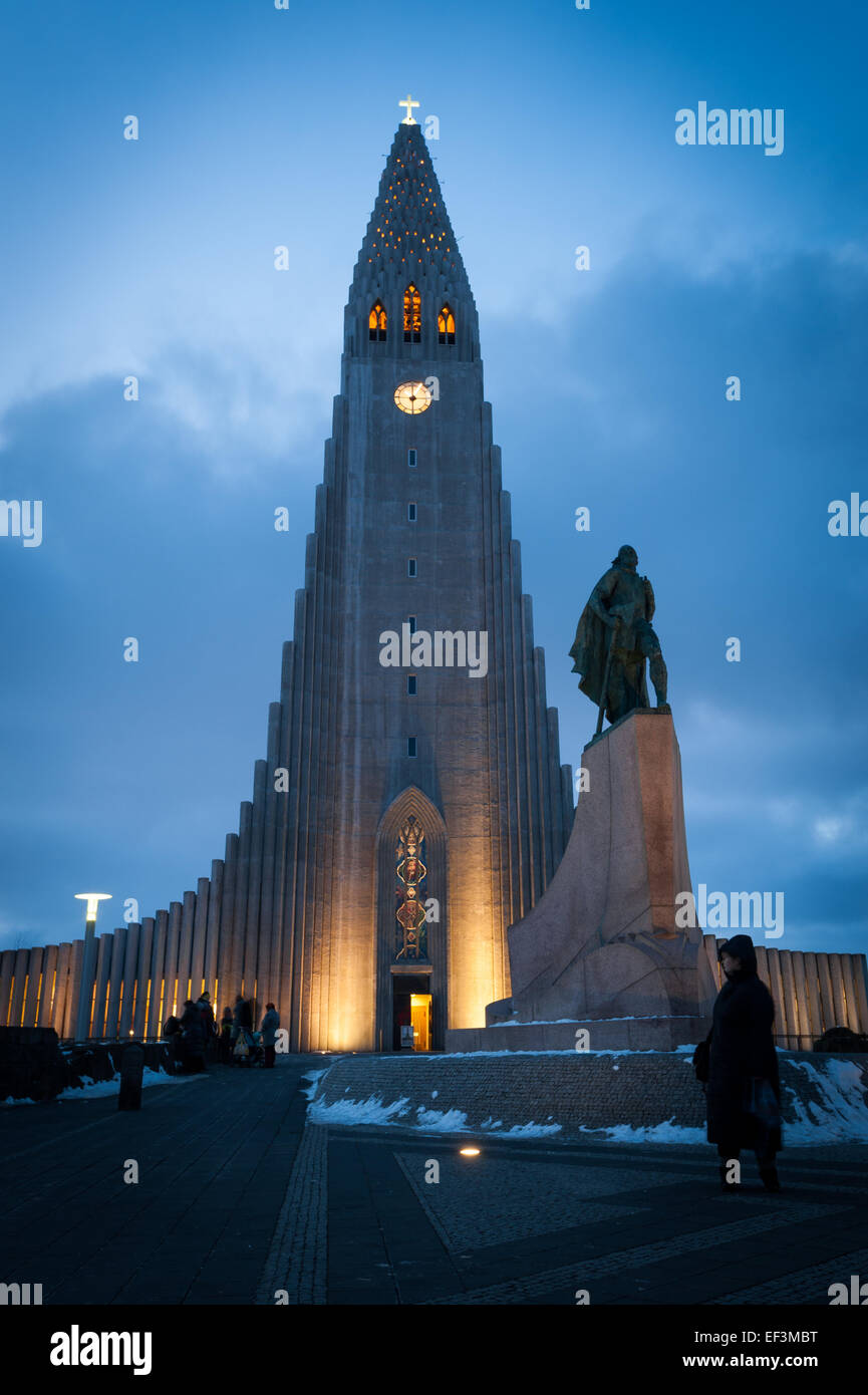 Hallgrímskirkja (Hallgrims Kirche) und die Statue von Leifur Eiríksson, Reykjavik, Island Stockfoto