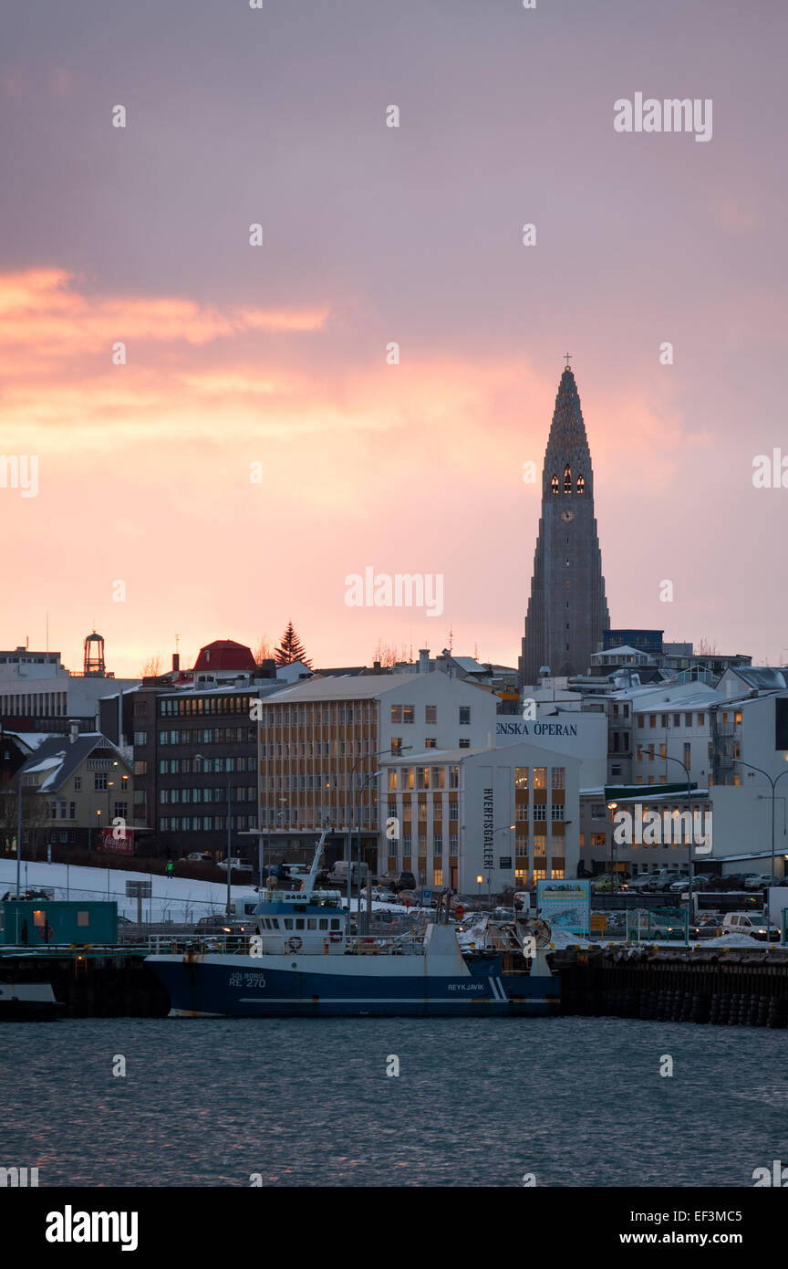 Der alte Hafen und Hallgrimskirkja (Hallgrim der Kirche), Reykjavik, Island. Stockfoto