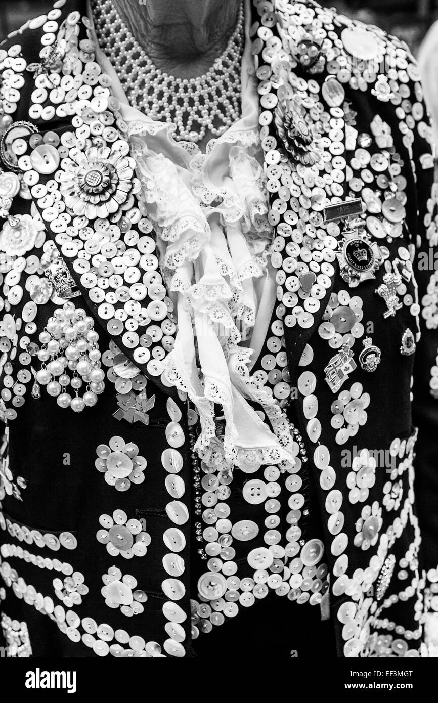 Pearly Queen bedeckt zeremonielle Tracht mit Perlmuttknöpfen, Arbeiterkultur, London, UK. (Pearlies) Stockfoto
