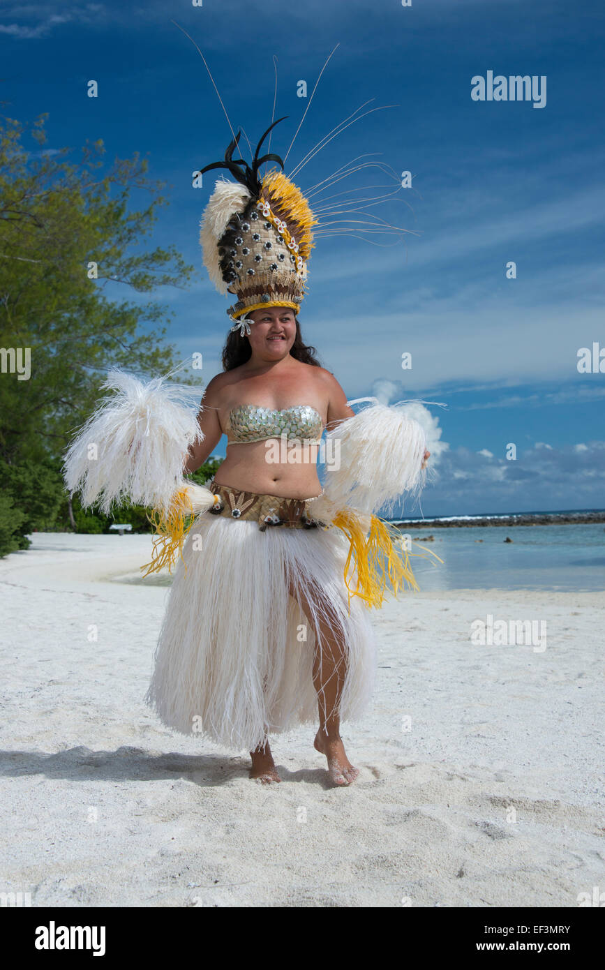 Französisch-Polynesien, Austral-Inseln Raivavae. Polynesische Tanz willkommen. Polynesische Frau in kunstvollen Kopfschmuck und Grass Rock. Stockfoto