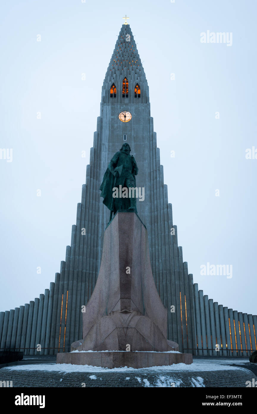 Hallgrímskirkja (Hallgrims Kirche) und die Statue von Leifur Eiríksson, Reykjavik, Island Stockfoto