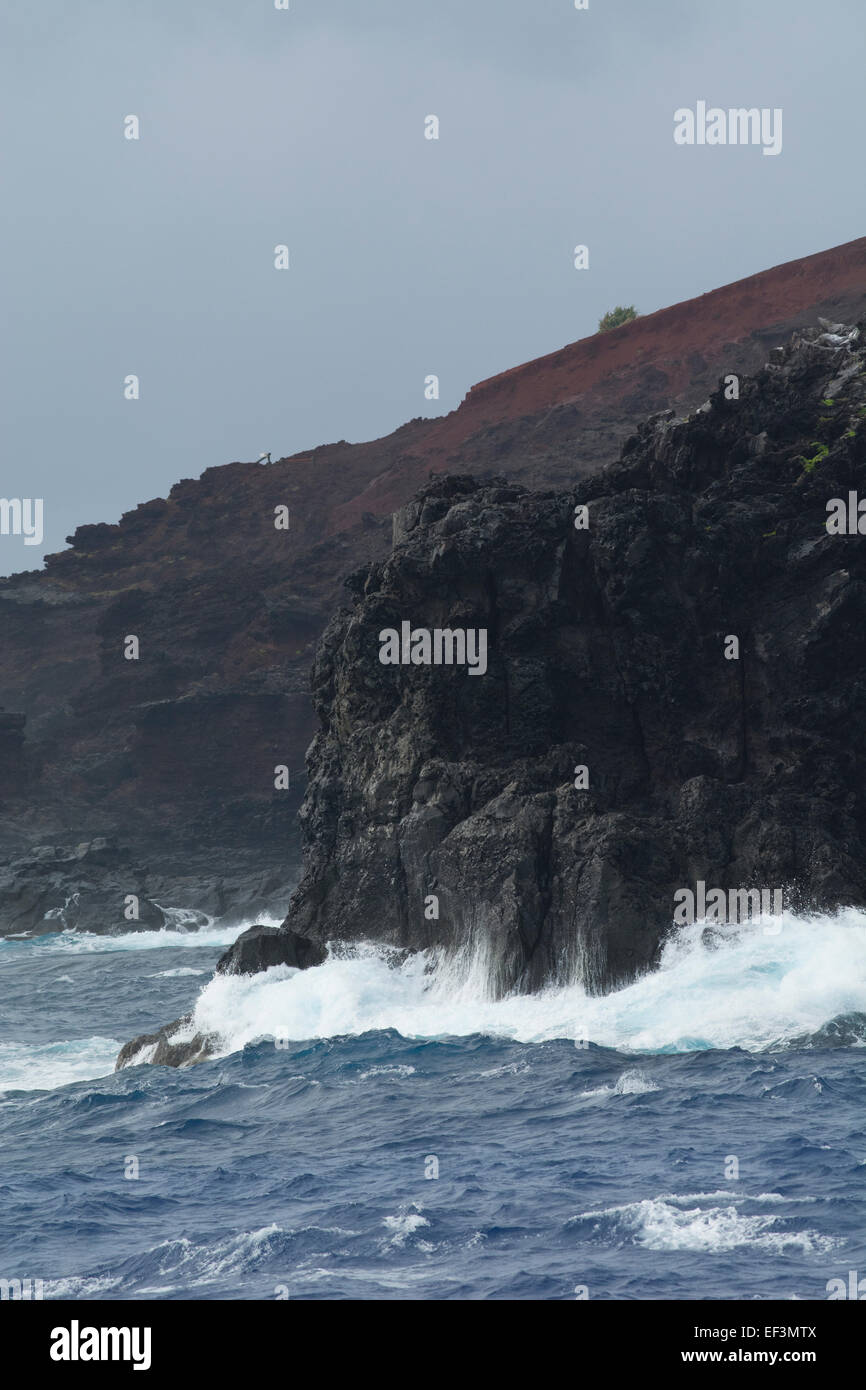 Pitcairn-Inseln, Insel Pitcairn. Küsten Blick auf die schroffen vulkanischen Ufer Pitcairn. Raue See. Stockfoto
