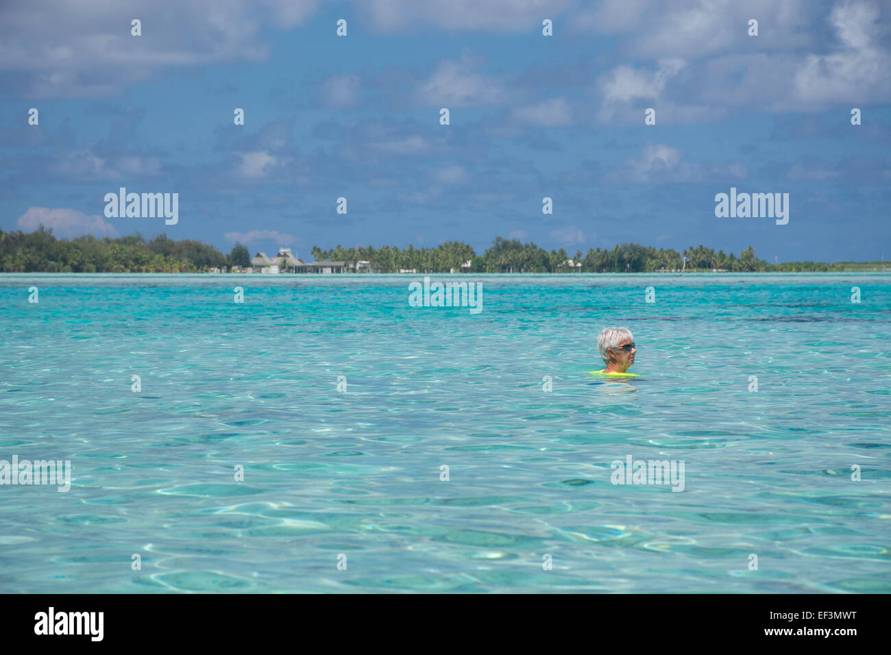 Französisch Polynesien, Bora Bora, Gesellschaftsinseln, Leeward-Inseln. Frau in der klaren Lagune bei Haapiti schwimmen. Stockfoto