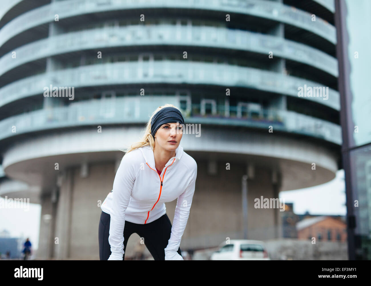 Junge Frau auf Sport Training im Freien ausüben. Frauen Fitness Sportler trainieren für gesunden Lebensstil. Weibliche Jogger unter Stockfoto