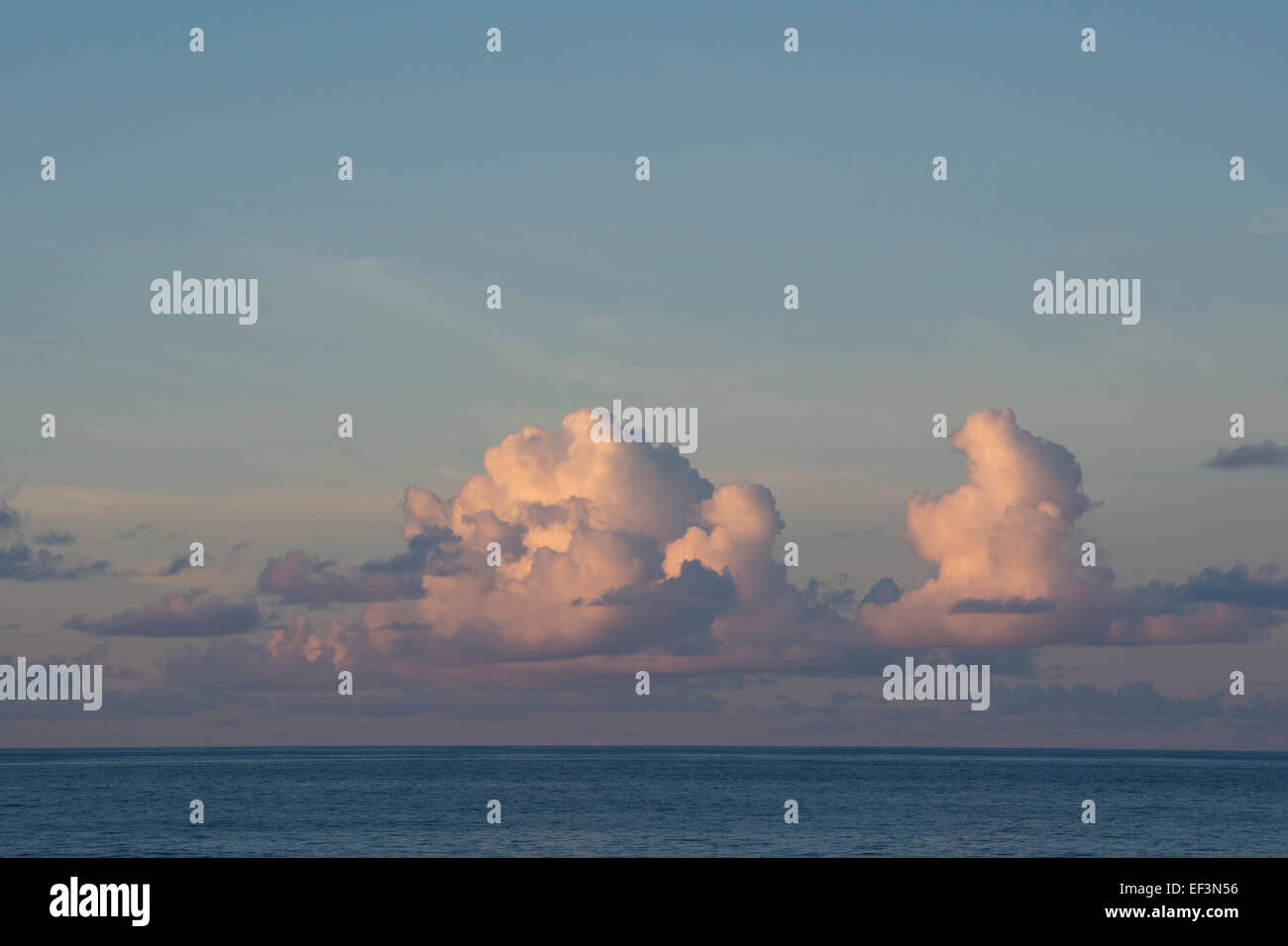 Gesellschaftsinseln, Französisch-Polynesien, Raiatea, Faaroa Bay. Am frühen Abend Wolken über ruhige Süd-Pazifik. Stockfoto