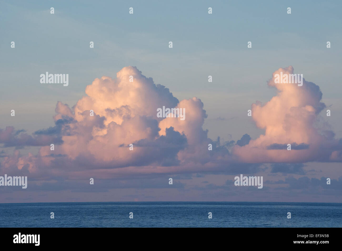 Gesellschaftsinseln, Französisch-Polynesien, Raiatea, Faaroa Bay. Am frühen Abend Wolken über ruhige Süd-Pazifik. Stockfoto