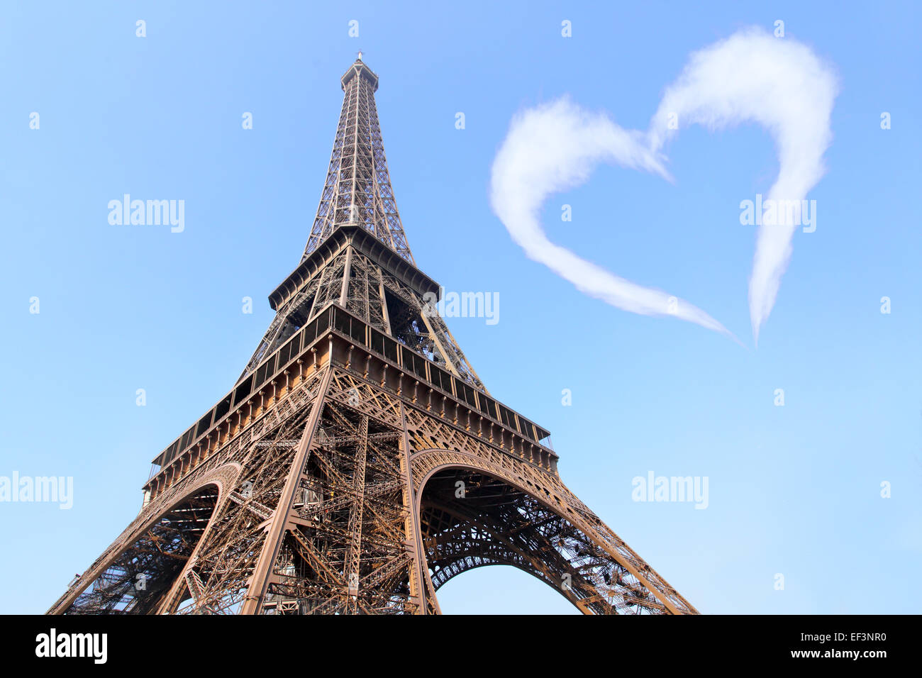 Eiffelturm und Cloud-Herz im blauen Himmel Stockfoto