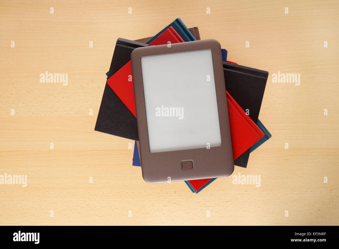 Ebook-Reader auf Stapel Bücher Stockfoto