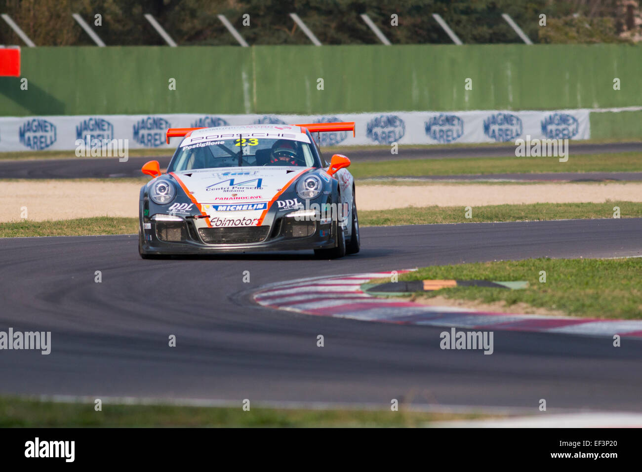 Imola, Italien - 11. Oktober 2014: A Porsche 911 Gt3 Cup von Ebimotors Team, angetrieben durch Postiglione Vito (Ita), der Porsche Carrera Cup Italia Autorennen am 11. Oktober 2014 in Imola, Italien. Stockfoto