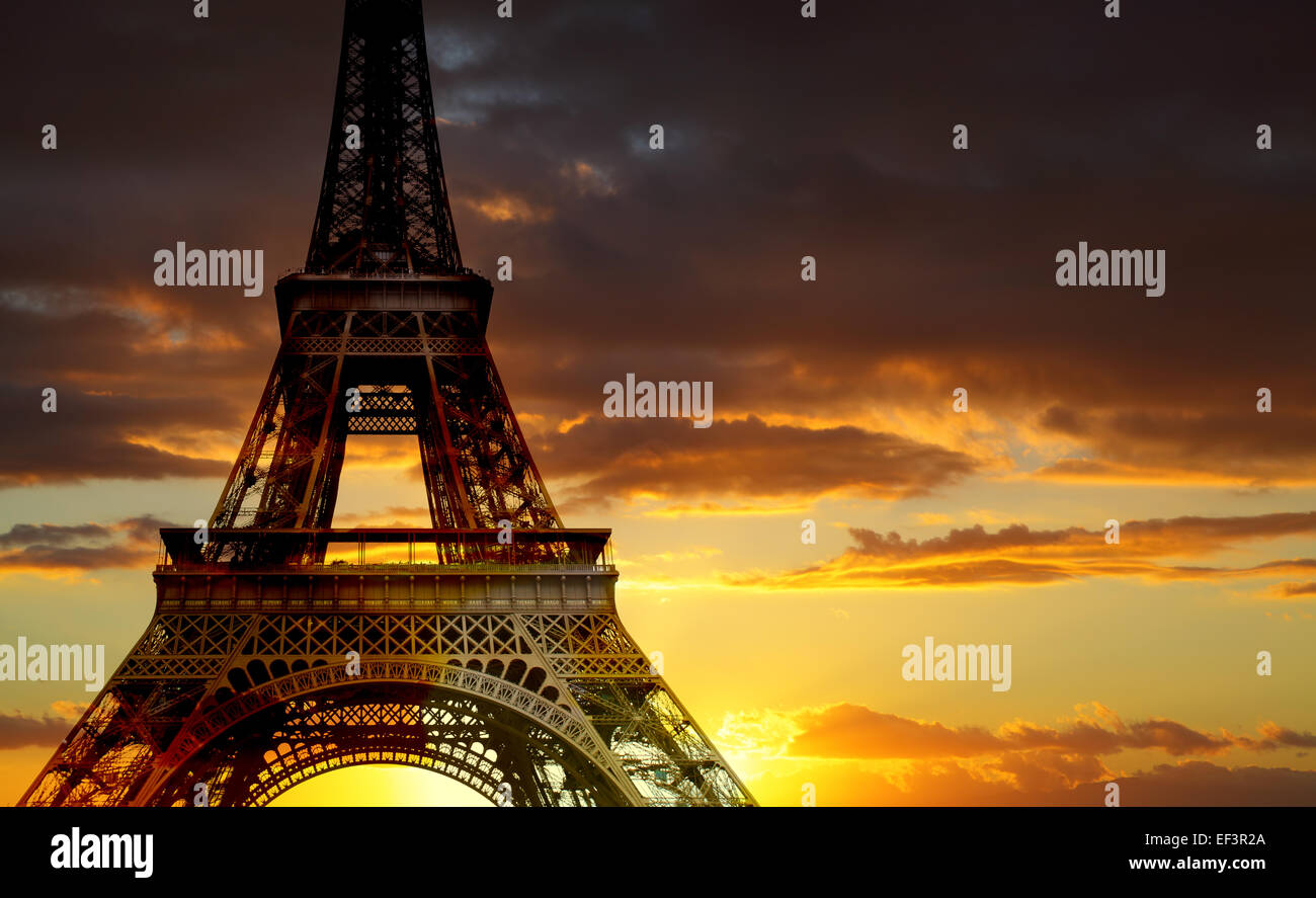 Eiffelturm bei Sonnenuntergang, Paris, Frankreich Stockfoto